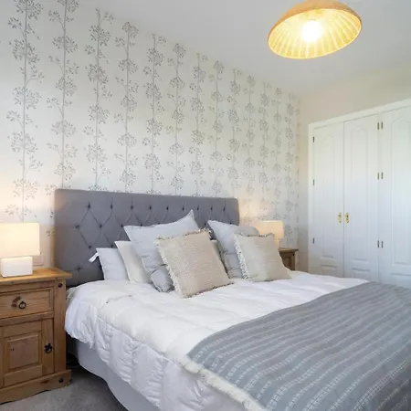 First-class Family Community. Chic Design King Bed *