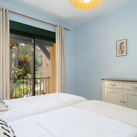 First-class Family Community. Chic Design King Bed Lejlighed Estepona