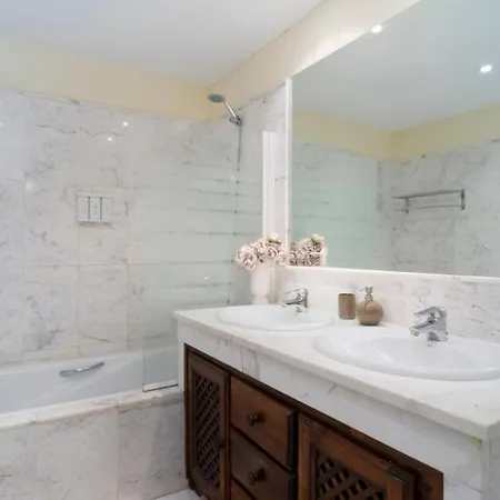 First-class Family Community. Chic Design King Bed Lejlighed Estepona
