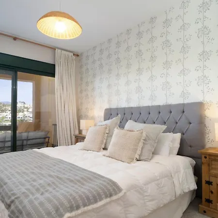 First-class Family Community. Chic Design King Bed *