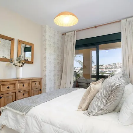 First-class Family Community. Chic Design King Bed Lejlighed